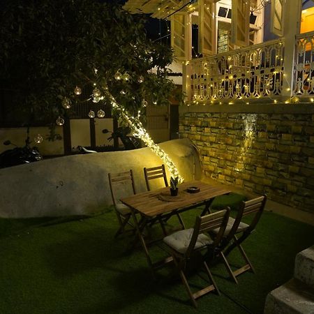 Gosolo Stays Bandra Hostel Mumbai Exterior photo