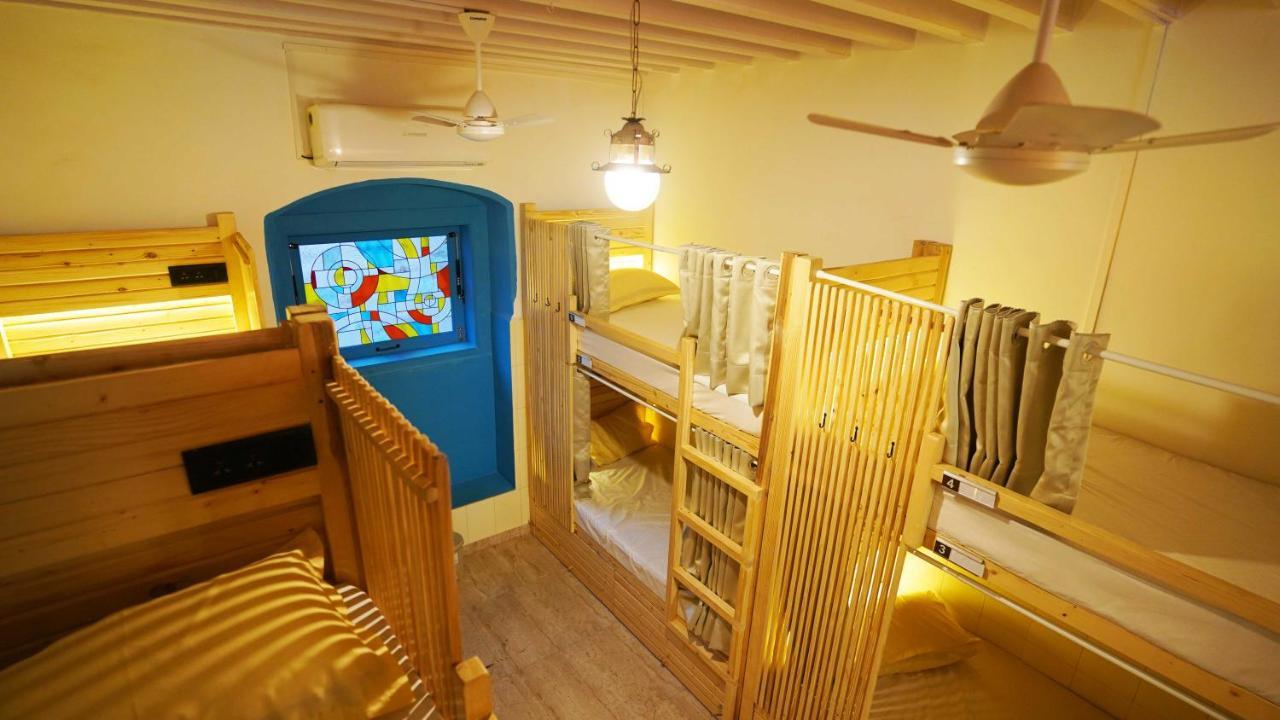 Gosolo Stays Bandra Hostel Mumbai Exterior photo