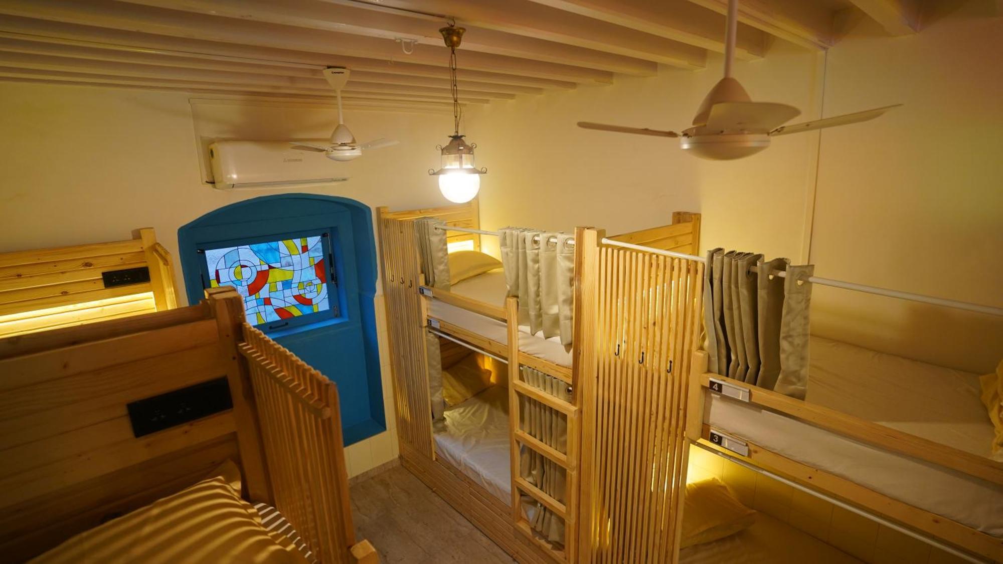 Gosolo Stays Bandra Hostel Mumbai Exterior photo