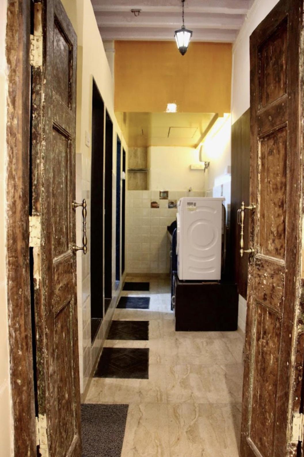 Gosolo Stays Bandra Hostel Mumbai Exterior photo