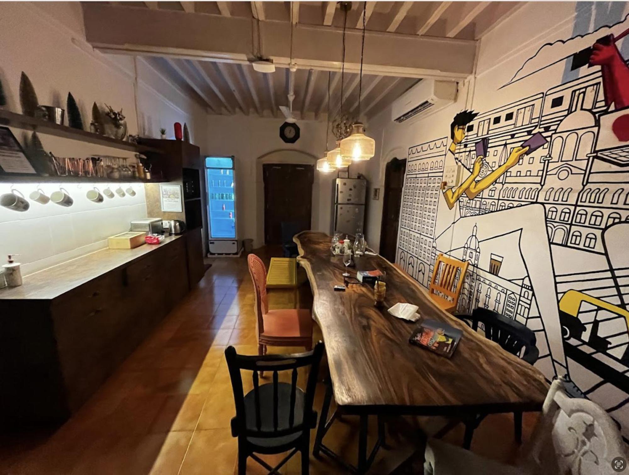 Gosolo Stays Bandra Hostel Mumbai Exterior photo